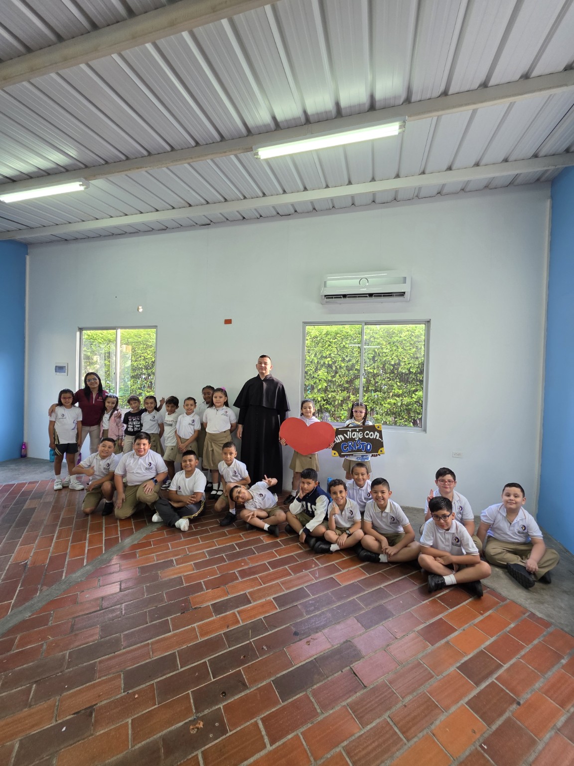 Grupo de estudiantes con sacerdote salesiano
