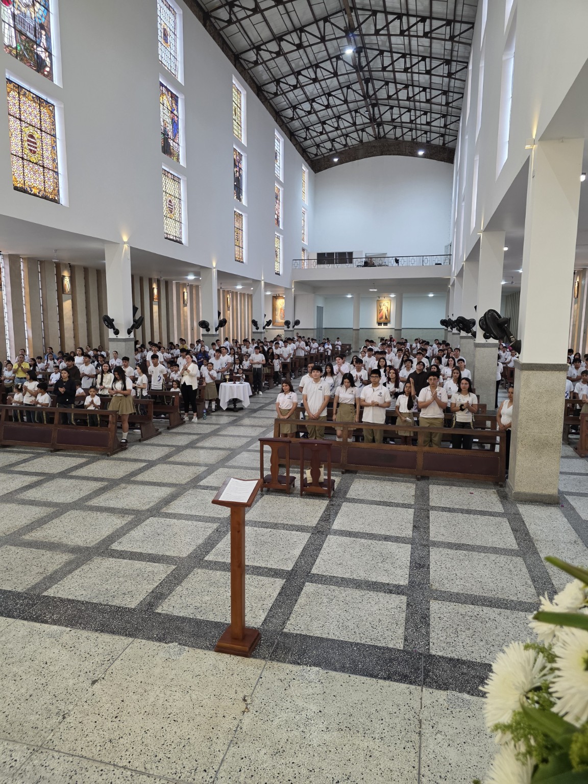 Comunidad educativa participando en una celebración religiosa