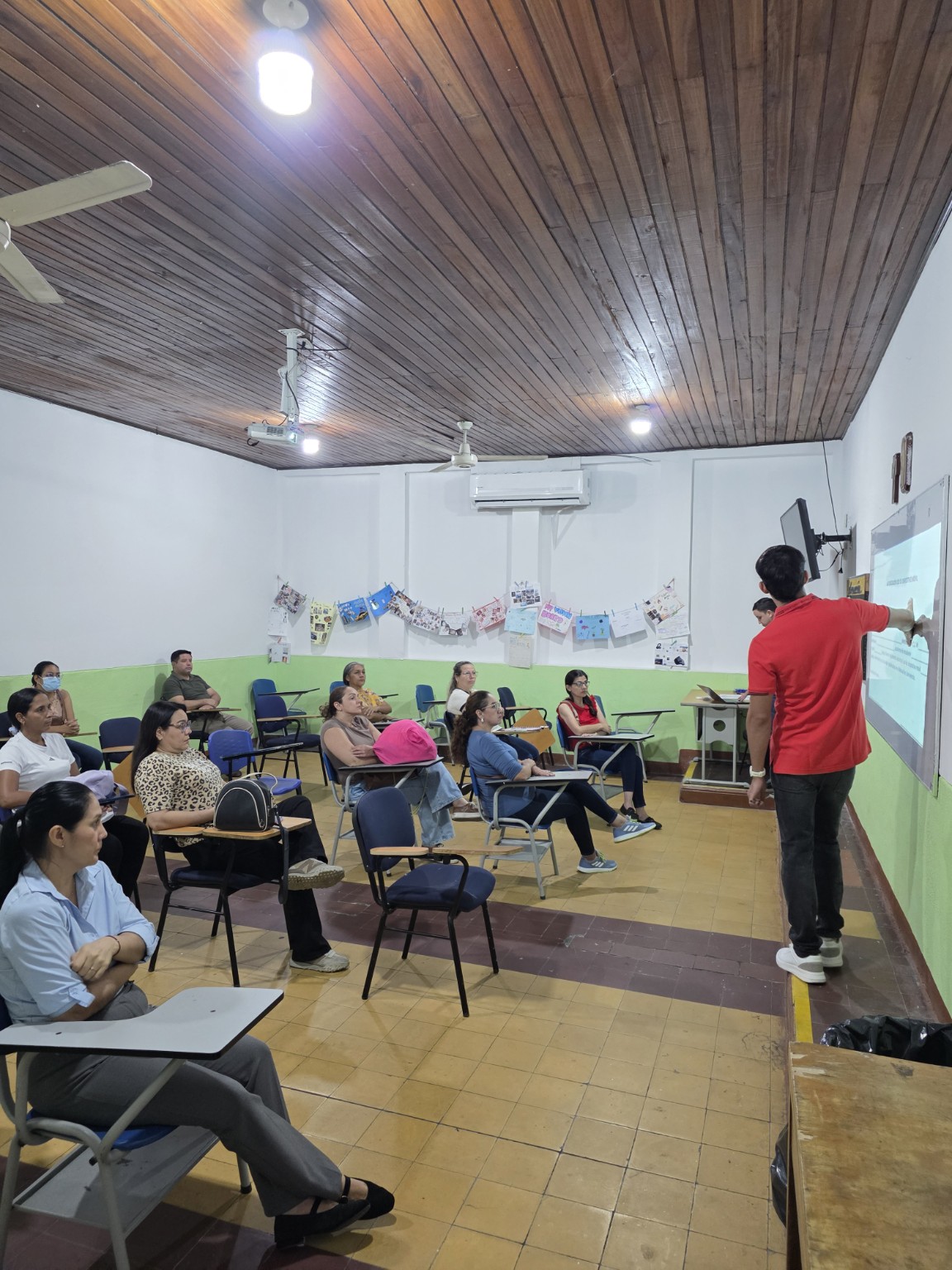 Docentes participando en una capacitación institucional