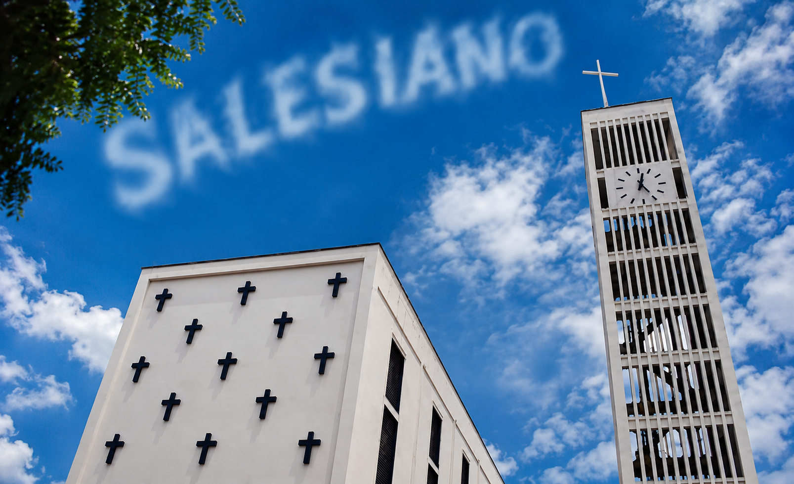 Torre y fachada del Instituto Salesiano San Juan Bosco